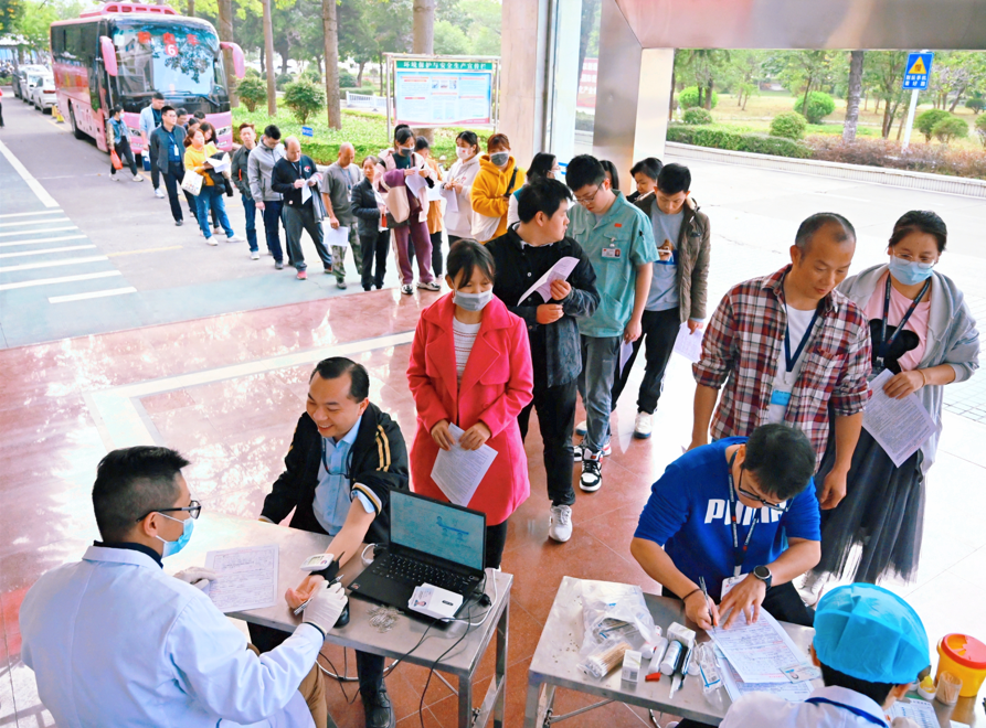 用愛為生命“加油”——風華高科組織250名志愿者參加無償獻血活動