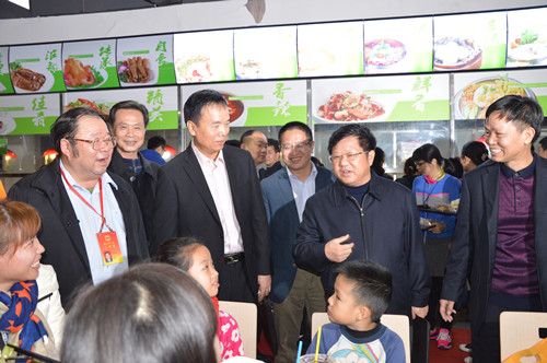 吳華欽帶隊慰問風華留守員工